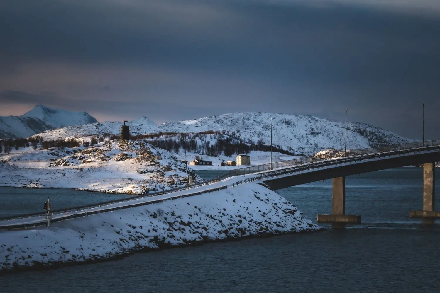 Norsk vinterlandskap ved fjord og bro
