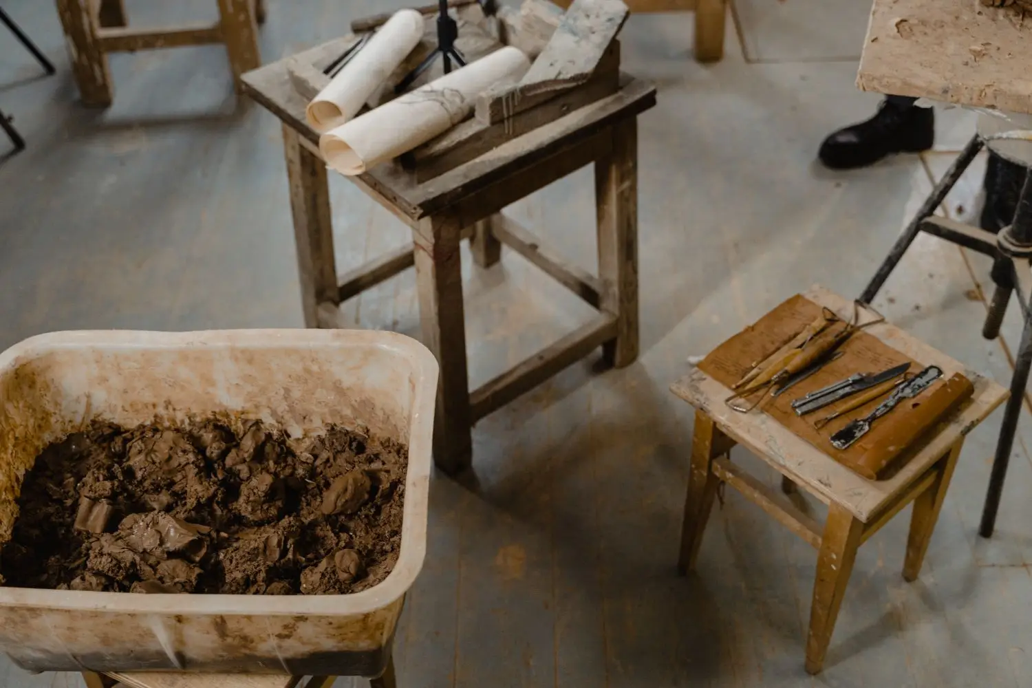Arbeidsbenk med naturlige materialer i et håndverksmiljø